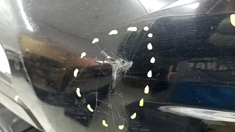 Бампер передний голый Toyota Prius 30 13-15 рест, черный, прижат, надорван, трещина, царапины, надломаны крепления