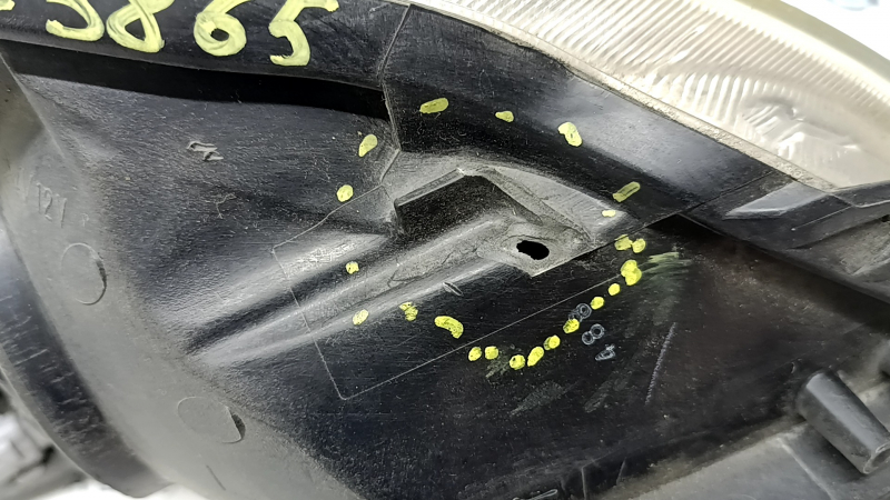 Фара передняя левая Toyota Prius 30 13-15, рест, галоген, паутинка, под полировку, сломано крепление