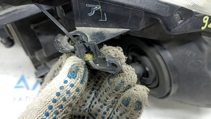 Фара передняя левая Toyota Prius 30 13-15, рест, галоген, паутинка, под полировку, сломано крепление