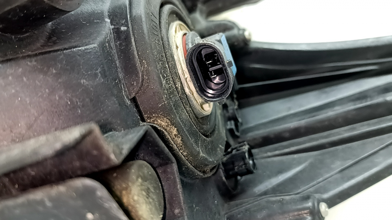 Фара передняя правая Toyota Prius 30 13-15, рест, галоген, паутинка, под полировку