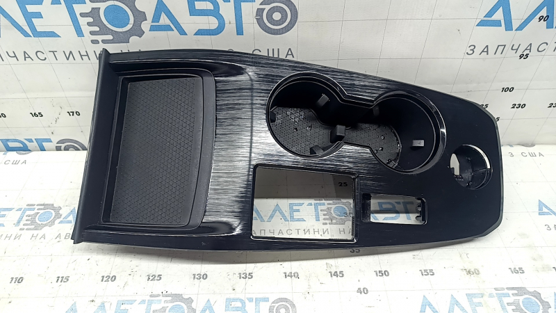 Накладка центральной консоли подстаканник Nissan Rogue 21-26 AWD, черный глянец, царапины