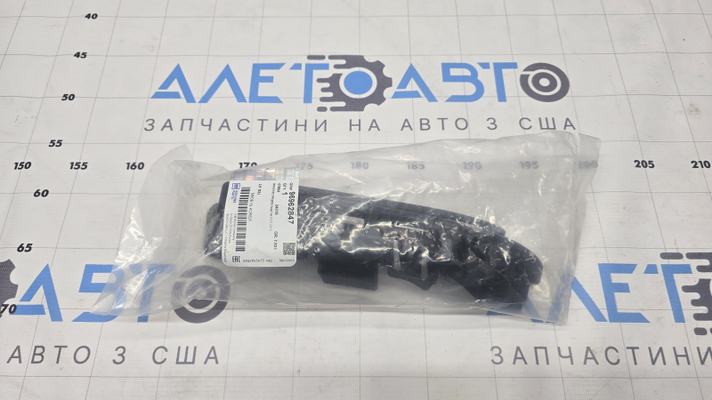 Крепление заднего бампера левое под фонарем Chevrolet Cruze 11-16