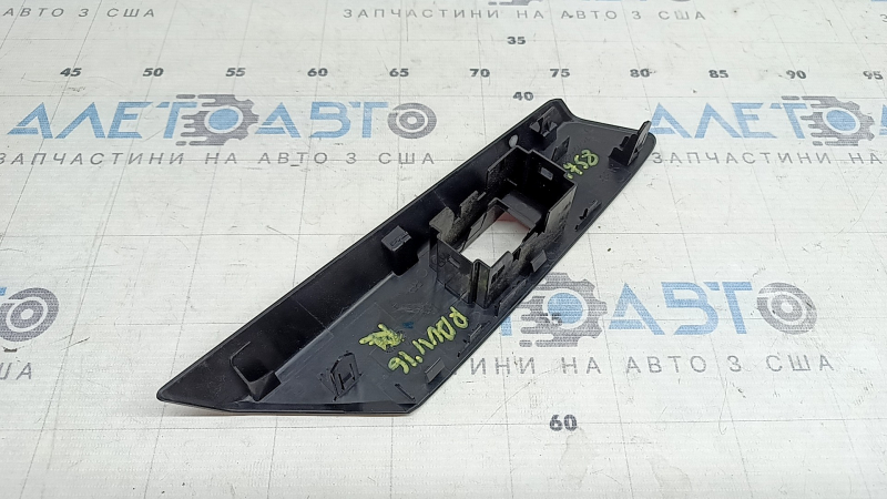Накладка управления стеклоподъемником задним левым Toyota Rav4 16-18 черная, царапины