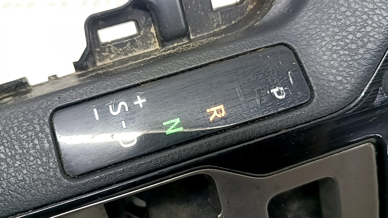 Накладка центральной консоли с подстаканниками Toyota Rav4 16-18 черная, Limited, царапины