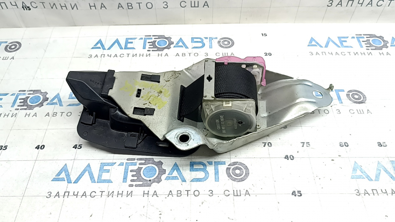Ремень безопасности задний центральный Toyota Rav4 16-18 черный, hybrid