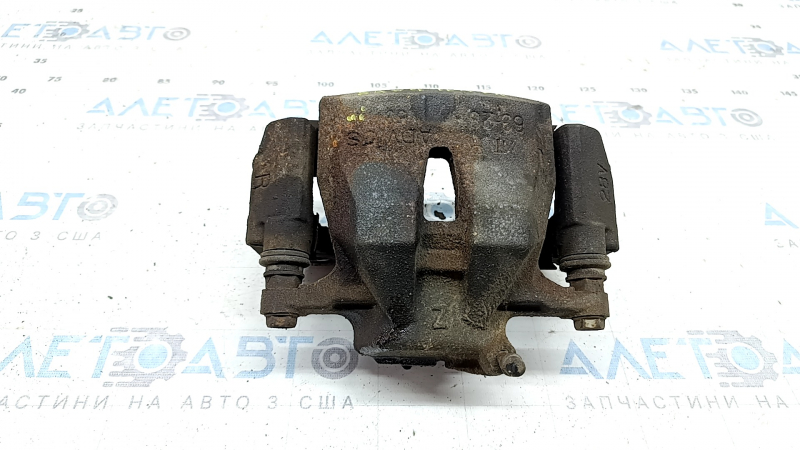 Суппорт в сборе передний правый Toyota Rav4 13-18 ржавый