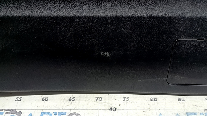 Обшивка двери багажника нижняя Toyota Rav4 13-18 черная, царапины, потерта