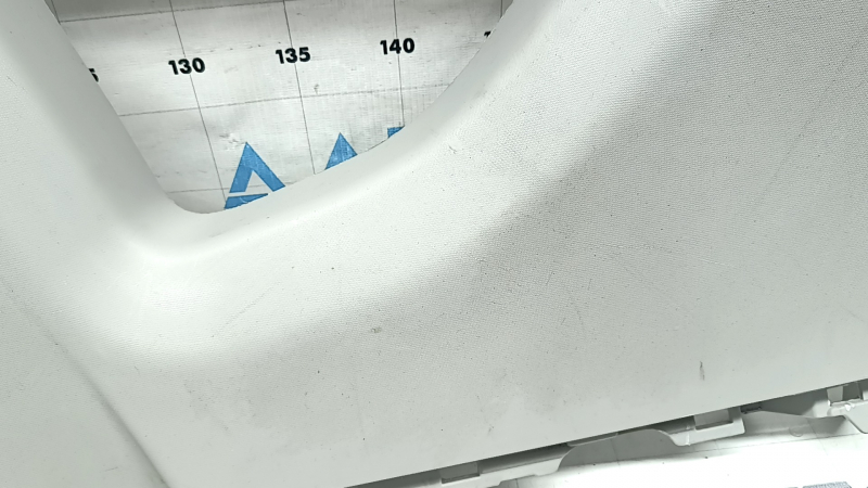 Накладка задней стойки правая Toyota Rav4 13-18 серая, царапины, побелел пластик, под чистку
