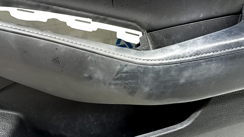 Обшивка дверей картка передня права Honda Accord 23-26 чорна, підлокітник шкіра чорна, вставка чорна шкіра, з ручкою, плями