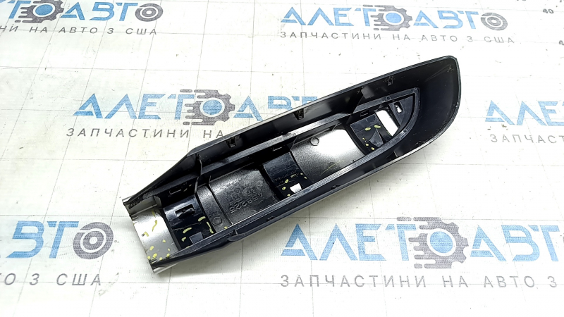 Накладка продольного рейлинга задняя правая Toyota Rav4 13-16 2 части, сломаны крепления, сломаны защелки
