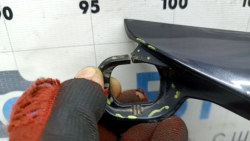 Накладка двери багажника верхняя Toyota Rav4 16-18 под камеру, трещина в креплении