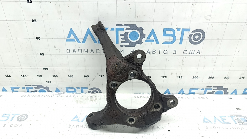 Цапфа передняя правая Toyota Rav4 13-18 ржавая