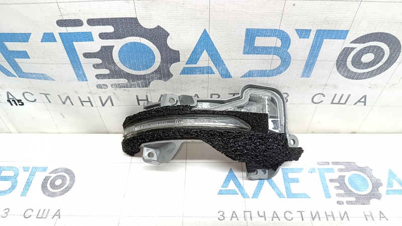 Поворотник зеркала правый Honda Accord 13-17