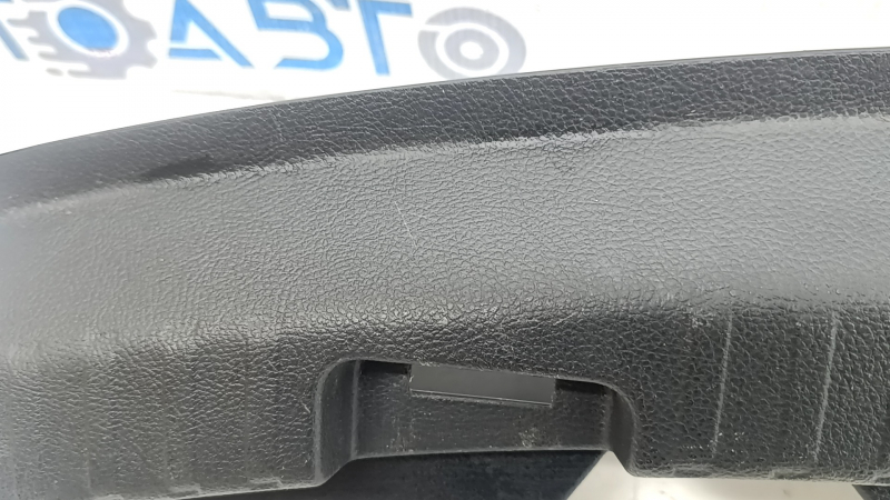 Накладка проема багажника Ford Edge 15-24 черная, царапины, сломаны крепления