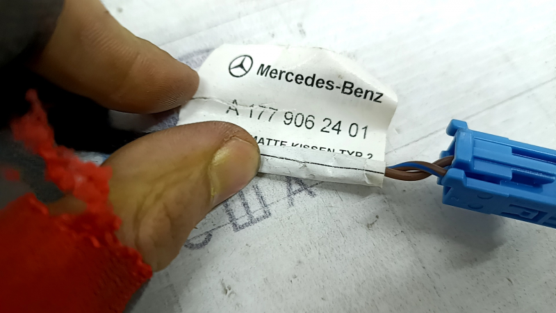 Коленный подпор пассажирского сиденья Mercedes H247 GLA 20-26 кожа черная, с подогревом