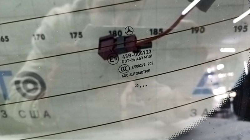 Стекло двери багажника Mercedes H247 GLA 20-26 тонировка, срезаны направляющие