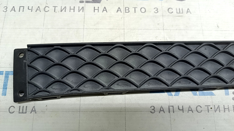 Накладка переднего бампера центральная Mercedes H247 GLA 20-23 без парктроников, выцвел пластик, примята