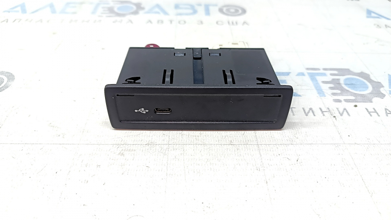 USB HUB Mercedes H247 GLA 20-23 центральный, 1 type-C