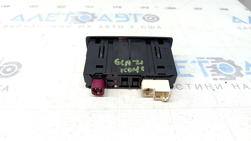 USB HUB Mercedes H247 GLA 20-23 центральный, 1 type-C