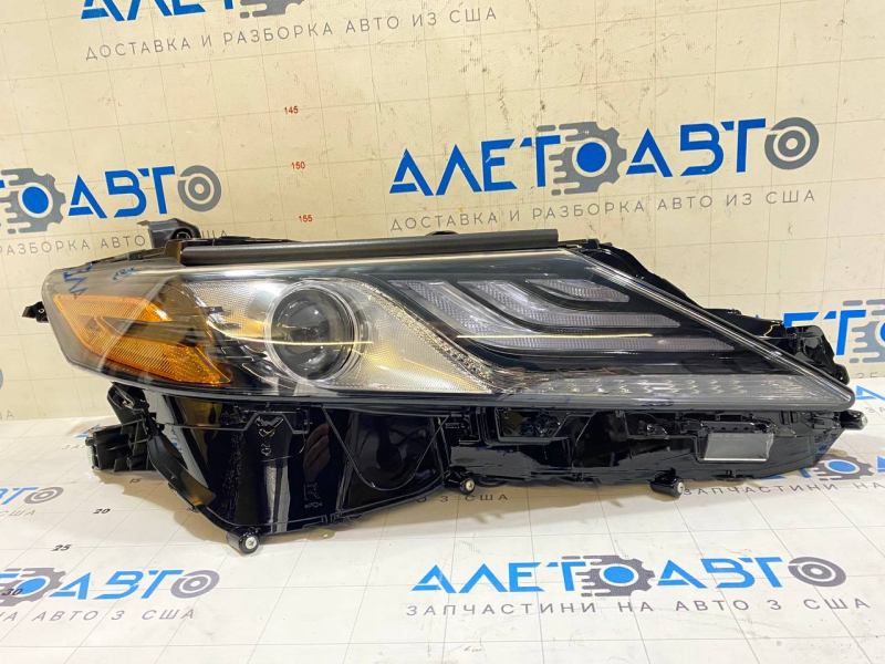Фара передняя правая в сборе Toyota Camry v70 21-24 галоген + LED, светлая