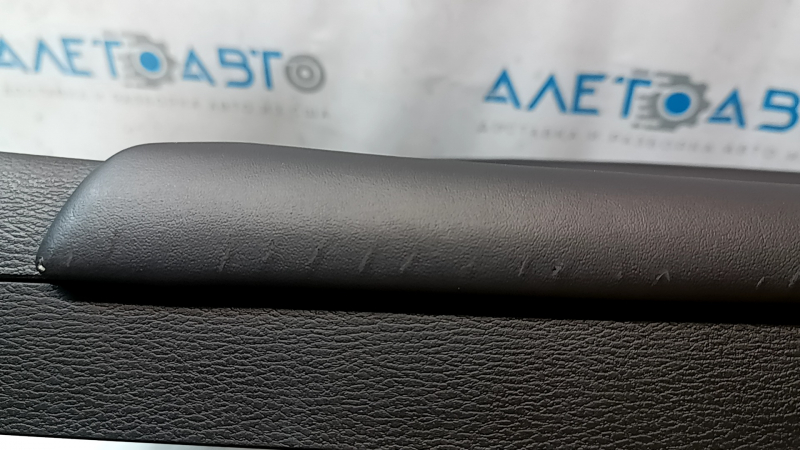 Обшивка двери карточка задняя левая в сборе Mitsubishi Outlander 22-26 черная, подлокотник и вставка кожа черная серая строчка, молдинг черный глянец с хром, с ручкой, царапины на коже