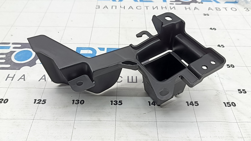 Кронштейн решетки радиатора правый grill Mazda CX-9 16-23