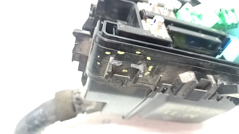 Блок предохранителей подкапотный Honda Insight 19-20 большой, без крышки и проводки, сломано крепление