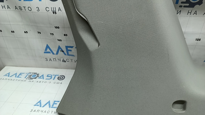 Накладка задней стойки правая GMC Terrain 10-17 серая, царапины, примята, под химчистку