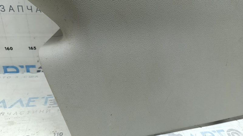 Накладка задней стойки правая Dodge Grand Caravan 11-20 серая, царапины, затерта