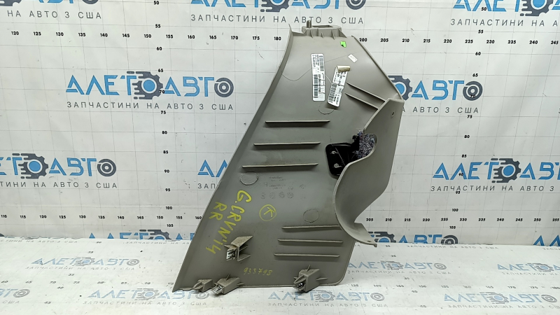 Накладка задней стойки правая Dodge Grand Caravan 11-20 серая, царапины, затерта