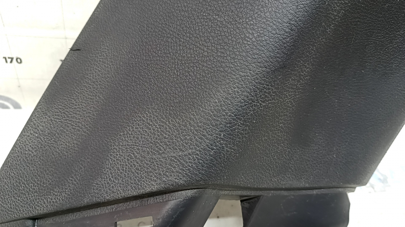 Накладка задней стойки левая Jeep Grand Cherokee WK2 14-15 зад, черная, царапины