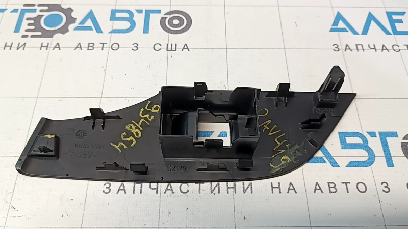Накладка управления стеклоподъемником задним правым Toyota Rav4 19-25 структура, сломаны крепления