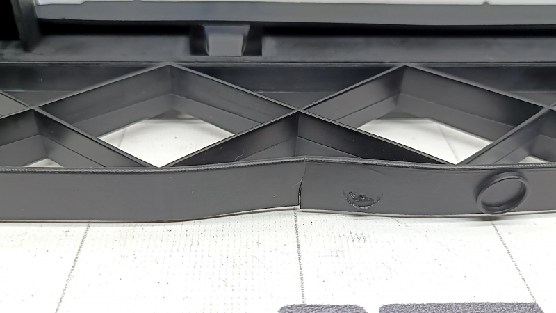 Крепление переднего бампера центральное VW Passat b7 12-15 USA трещина