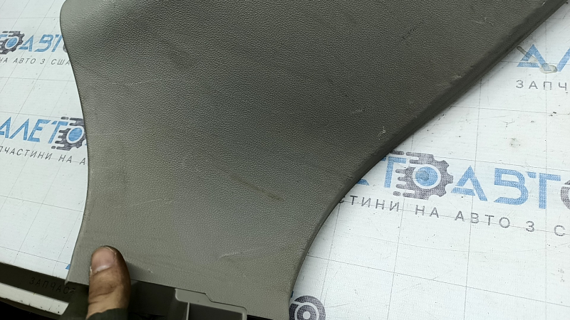 Накладка задней стойки левая Dodge Grand Caravan 11-16 серая, царапины, под химчистку