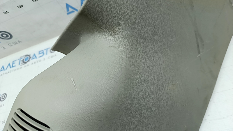 Накладка задней стойки левая Dodge Grand Caravan 11-16 серая, царапины, под химчистку