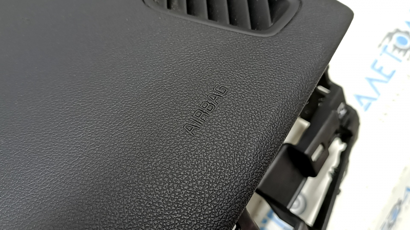 Торпедо передняя панель с AIRBAG Kia Niro 17-19 HEV, PHEV черная, без центрального динамика, с пищалками, дефлекторами, датчиком света, примята