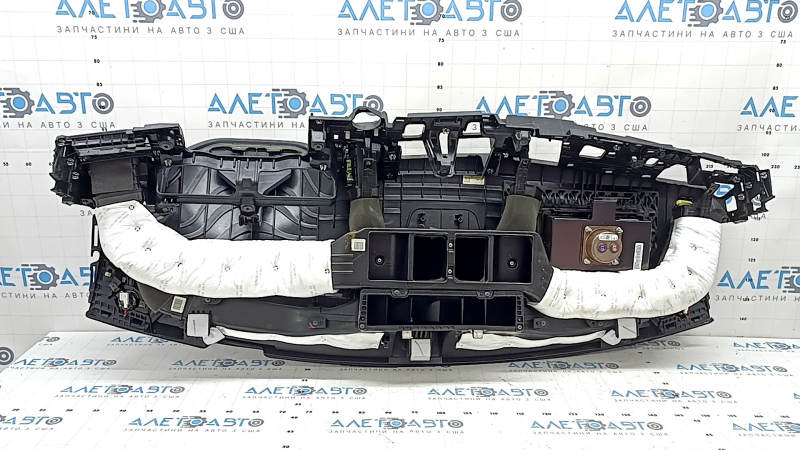 Торпедо передняя панель с AIRBAG Kia Niro 17-19 HEV, PHEV черная, без центрального динамика, с пищалками, дефлекторами, датчиком света, примята