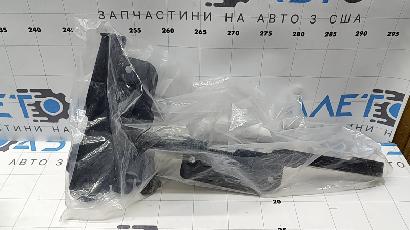 Дефлектор радиатора левый на радиаторе Land Rover Range Rover Velar 18-20 2.0, 3.0, 5.0