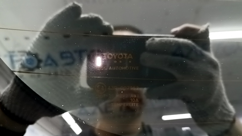 Дверь багажника голая со стеклом Toyota Venza 21-24 тонировка, красный 3T3, вмятина