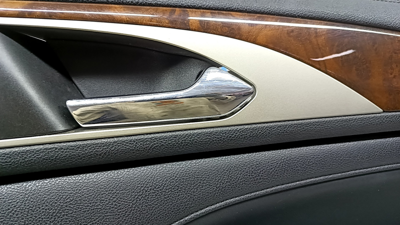 Обшивка дверей картка задня права Lincoln MKZ 17-20 чорна з чорною вставкою шкіра, підлокітник чорна шкіра, вставка коричневе дерево глянець, під їжечку Revel, з підсвічуванням, з ручкою, під хімчистку, подряпини