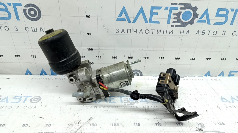 Маркировка тормозного усилителя для Toyota Camry v50 2012-2014, вид с близка.