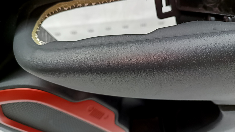 Обшивка двери карточка передняя правая Jeep Renegade 19-23 TRH черная с черной вставкой, подлокотник кожа черный, накладка динамика красная, с заглушкой ручки, тычки на коже