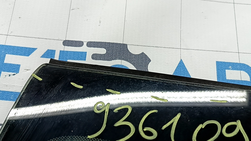 Лобовое стекло Hyundai Tucson 22-24 под камеру и датчик влажности, воздух по кромке, песок