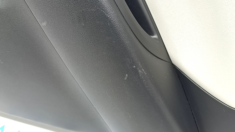 Обшивка двери карточка задняя правая Hyundai Tucson 22-26 черная, с ручкой, с серой вставкой, подлокотник черный пластик, хром молдинг с черным глянцем, царапины, потертости