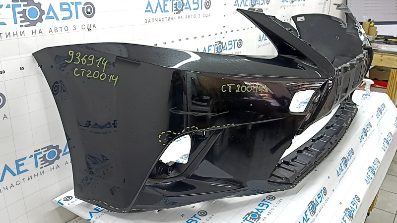 Бампер передний голый Lexus CT200h 14-17 без парктроников и омывателей фар, черный, царапины, примят, надорван, трещина в креплении