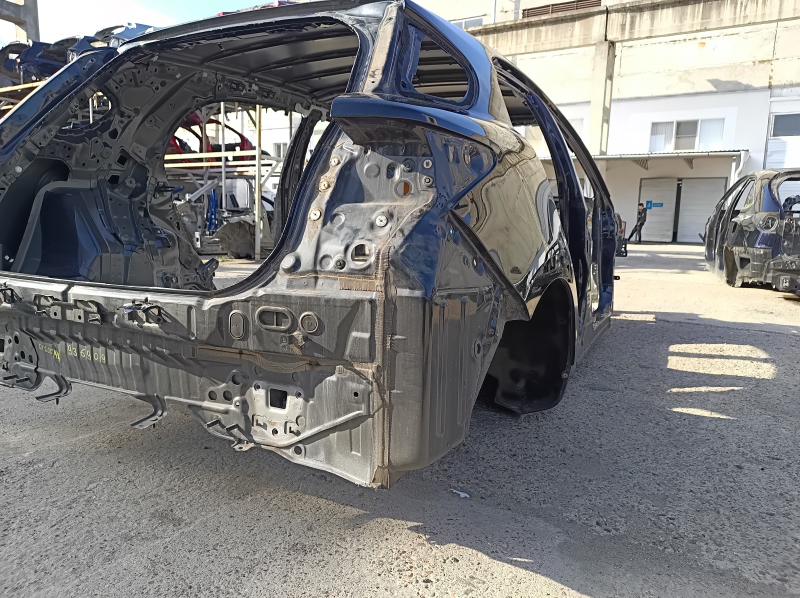 Четверть крыло задняя правая Lexus CT200h 11-17 на кузове, черная