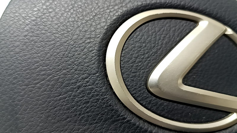 Подушка безопасности airbag в руль водительская Lexus CT200h 14-17 черная, царапины