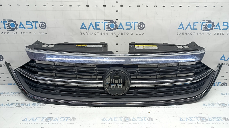 Решетка радиатора grill VW Jetta 22-24 без эмблемы, под радар, царапины, песок