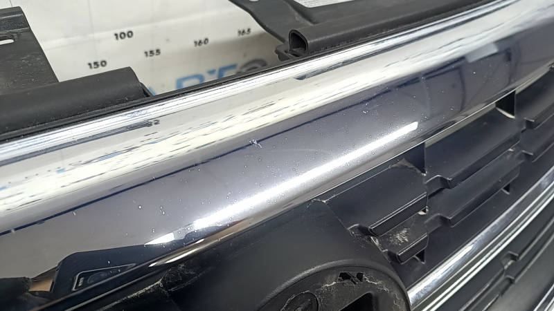 Решетка радиатора grill VW Jetta 22-24 без эмблемы, под радар, царапины, песок