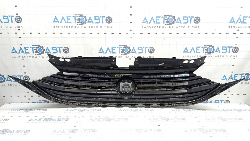 Решетка радиатора grill VW Jetta 22-24 без эмблемы, под радар, царапины, песок